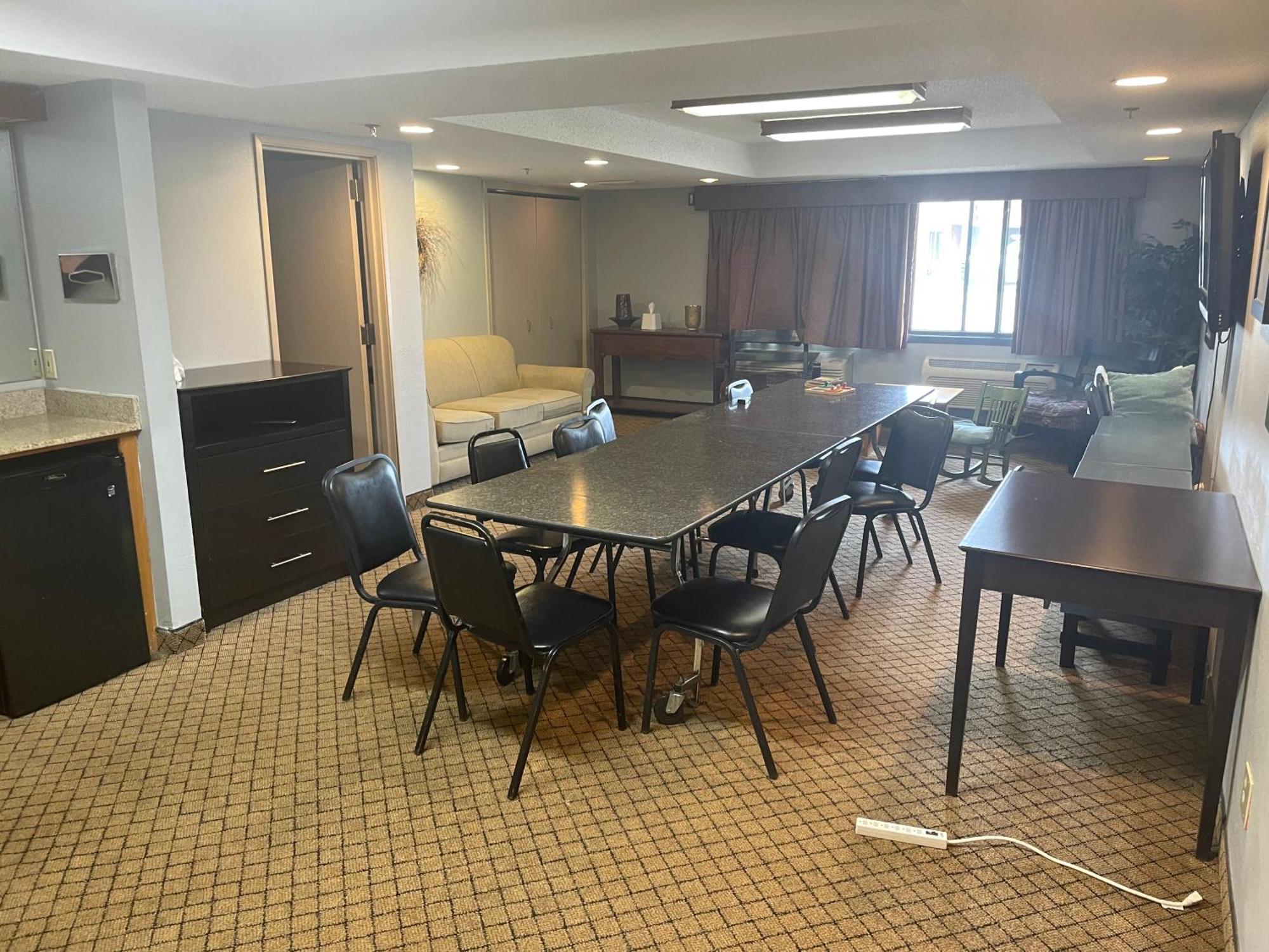 Americinn By Wyndham Hartford Wi Экстерьер фото