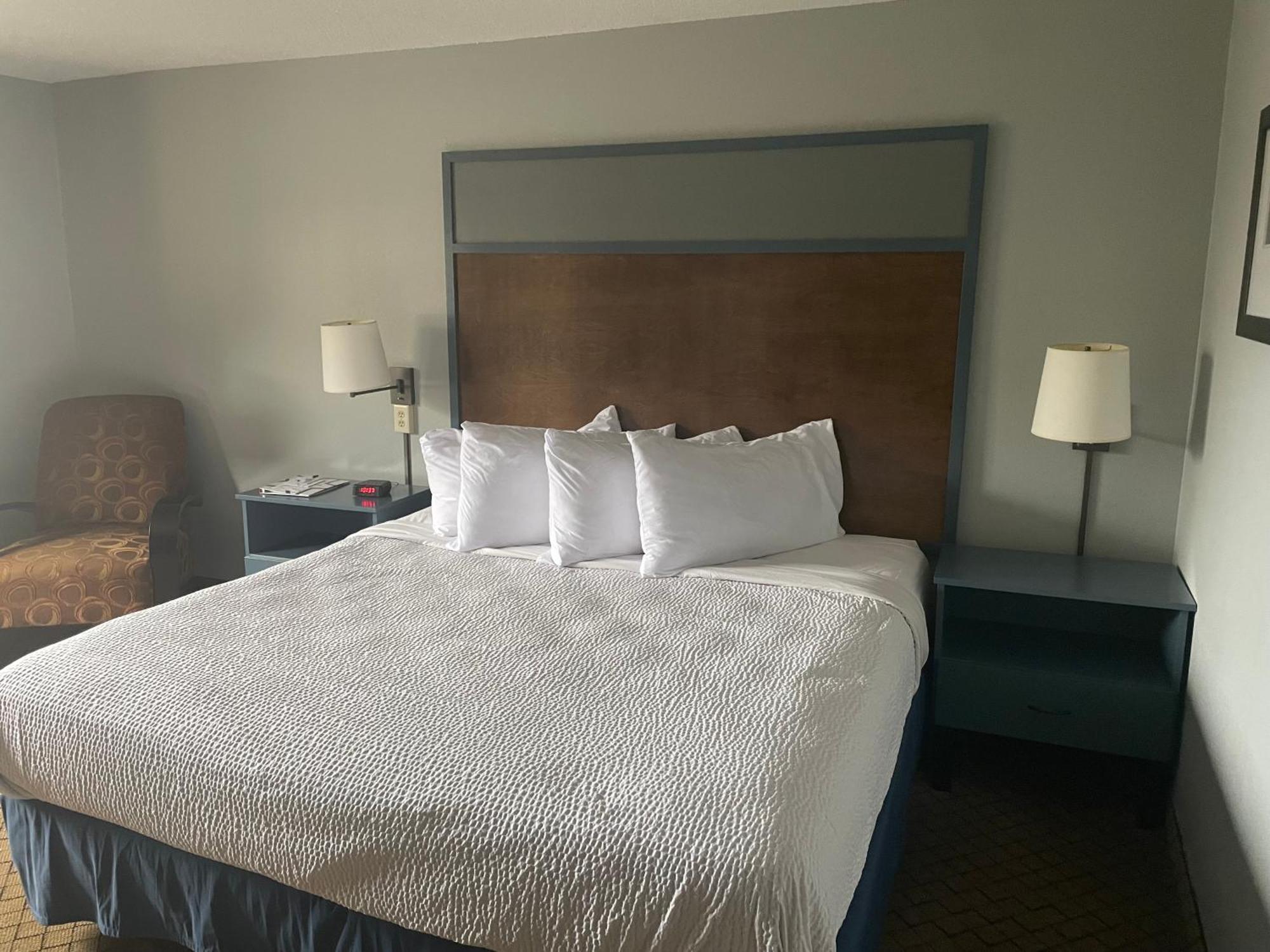 Americinn By Wyndham Hartford Wi Экстерьер фото