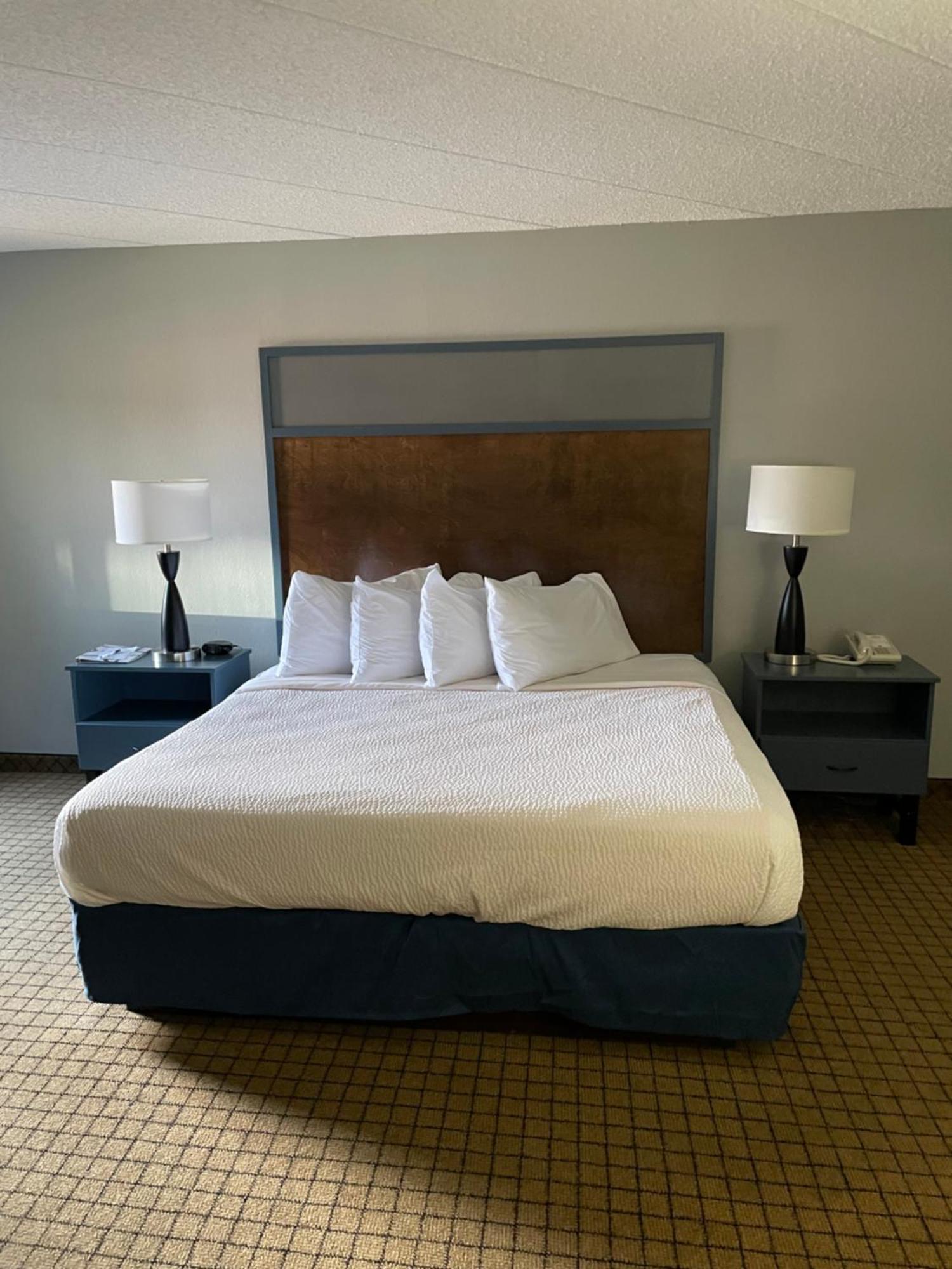 Americinn By Wyndham Hartford Wi Экстерьер фото