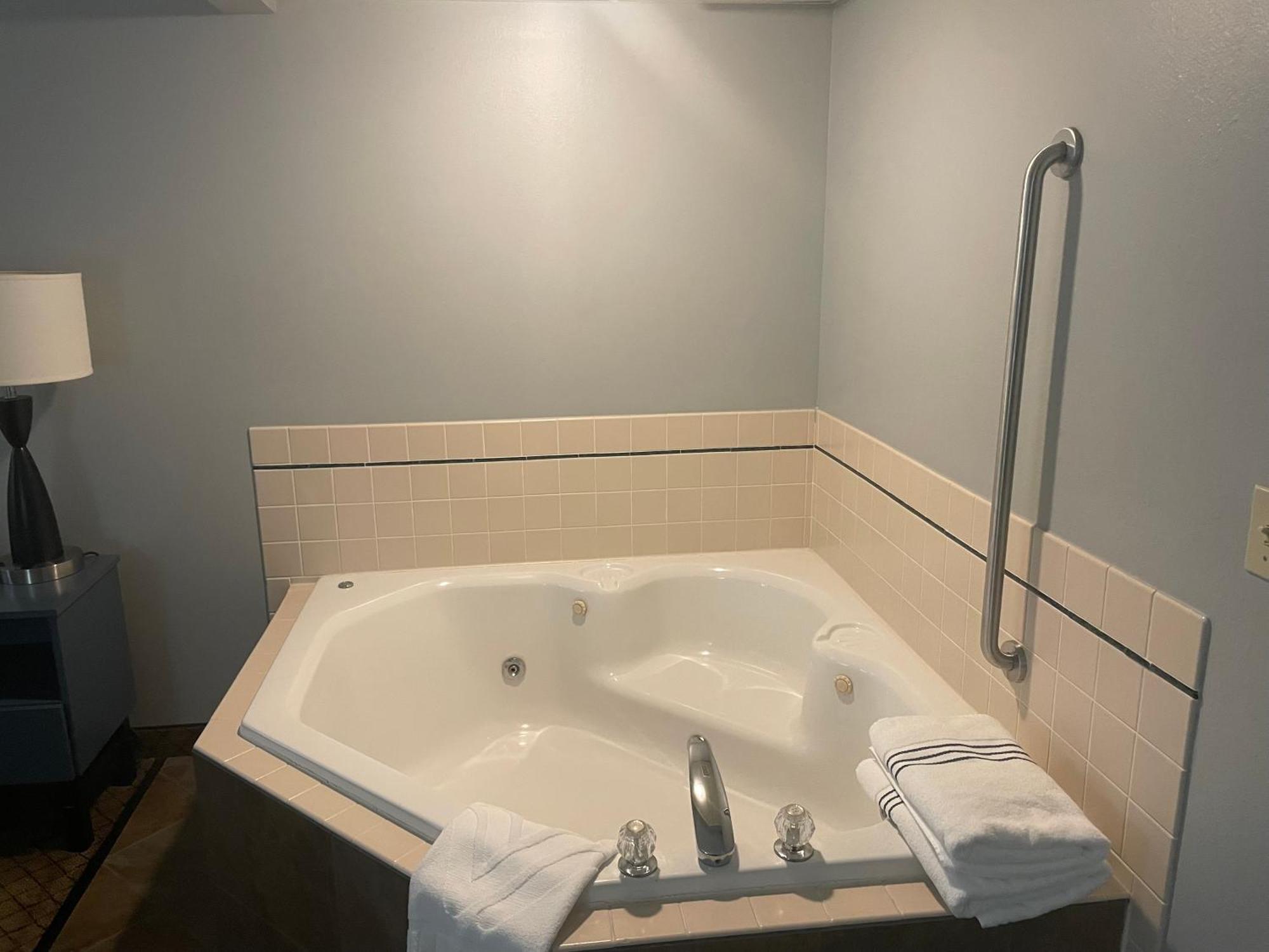 Americinn By Wyndham Hartford Wi Экстерьер фото