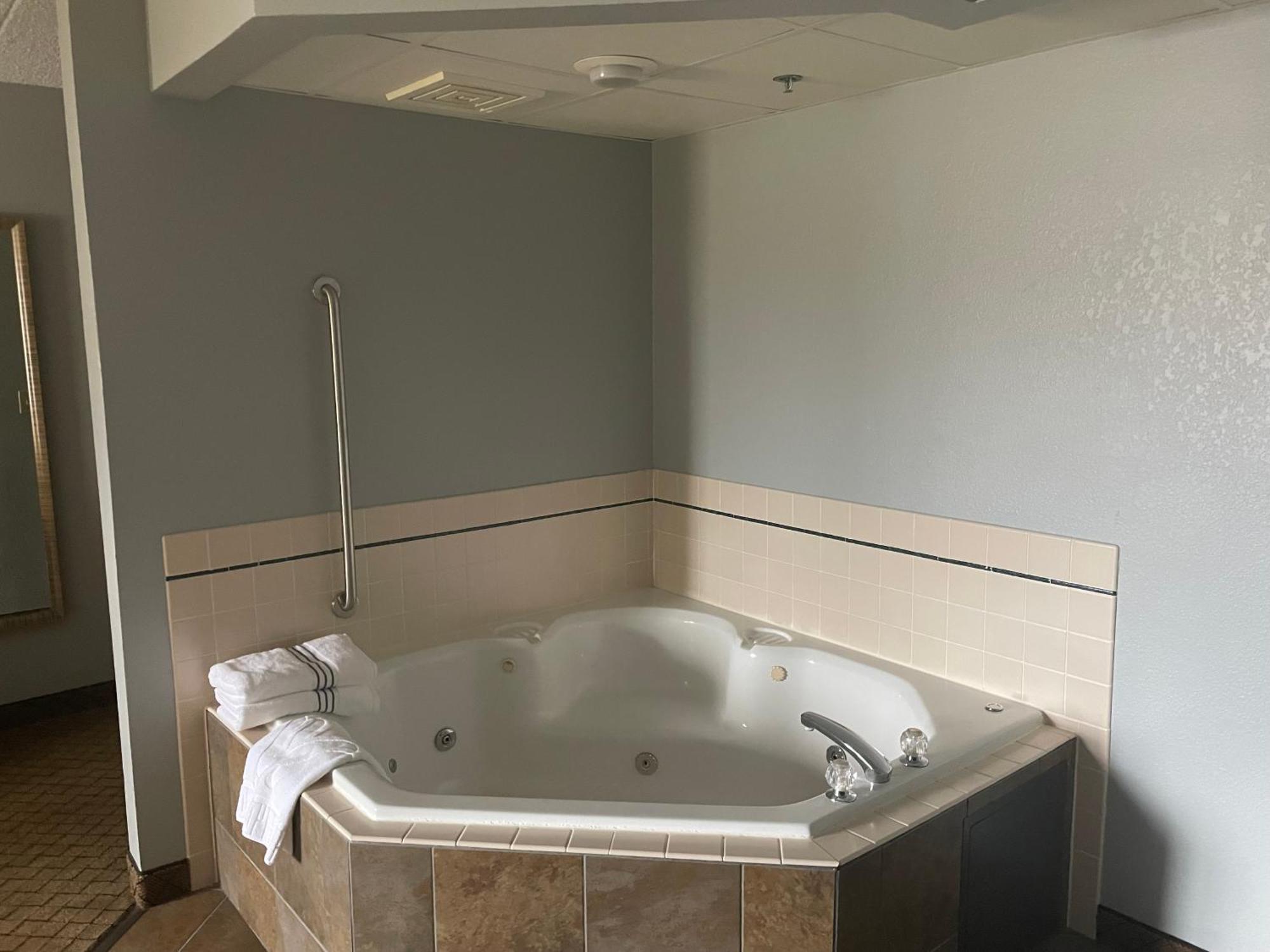 Americinn By Wyndham Hartford Wi Экстерьер фото