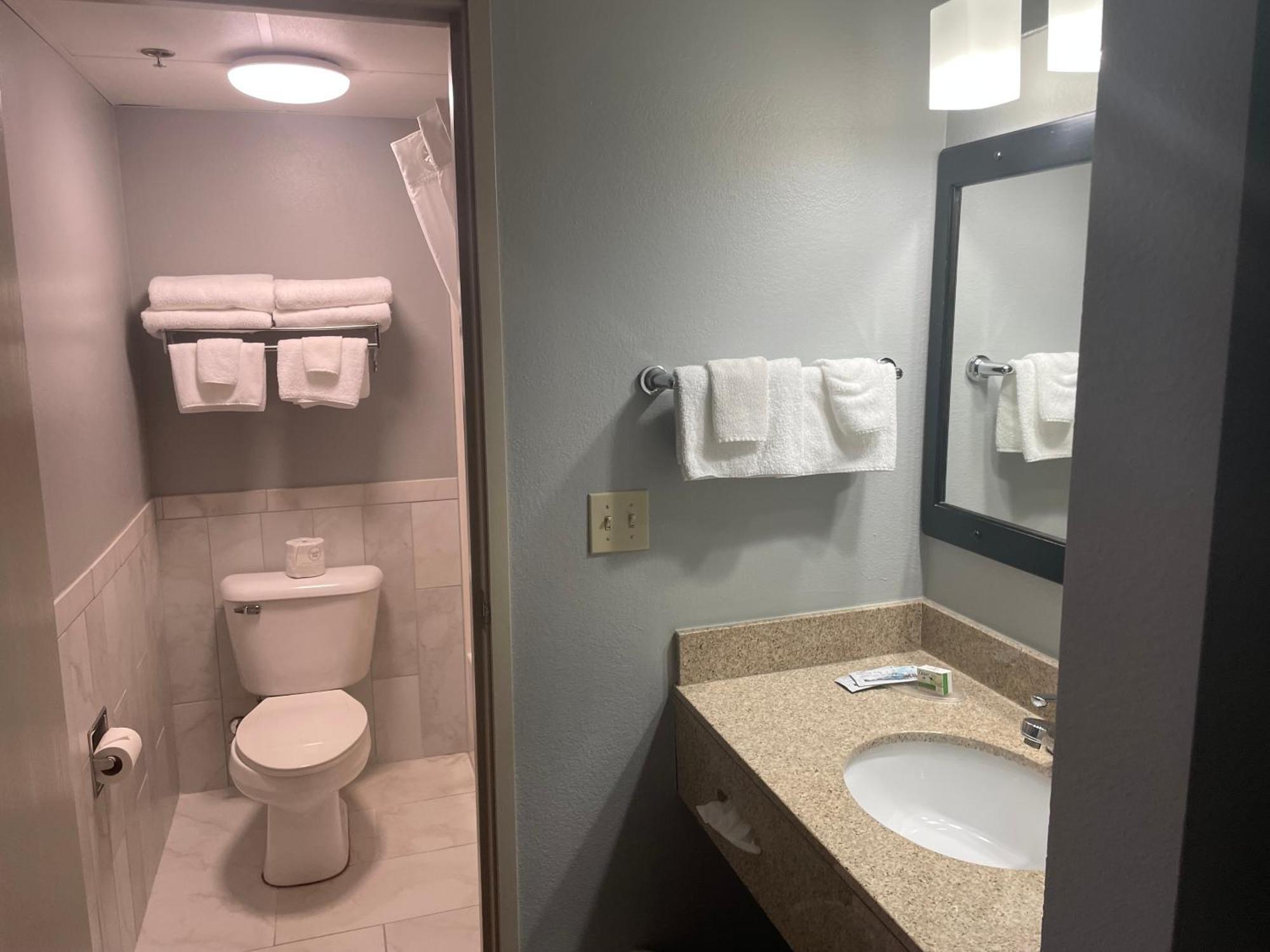 Americinn By Wyndham Hartford Wi Экстерьер фото