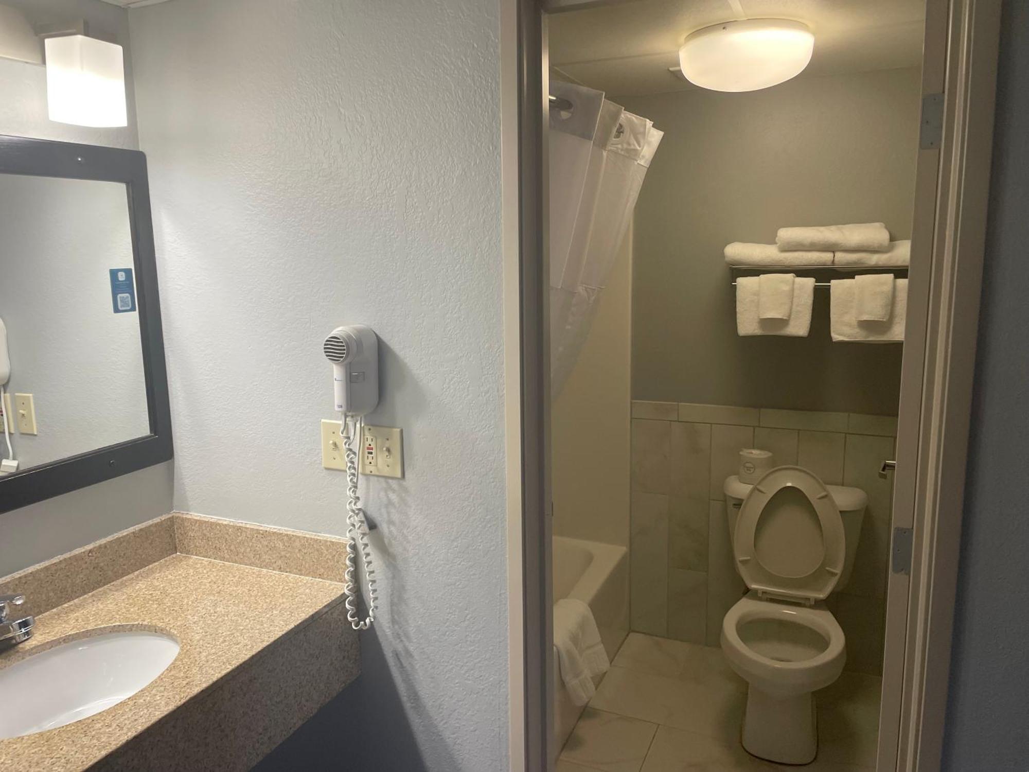 Americinn By Wyndham Hartford Wi Экстерьер фото