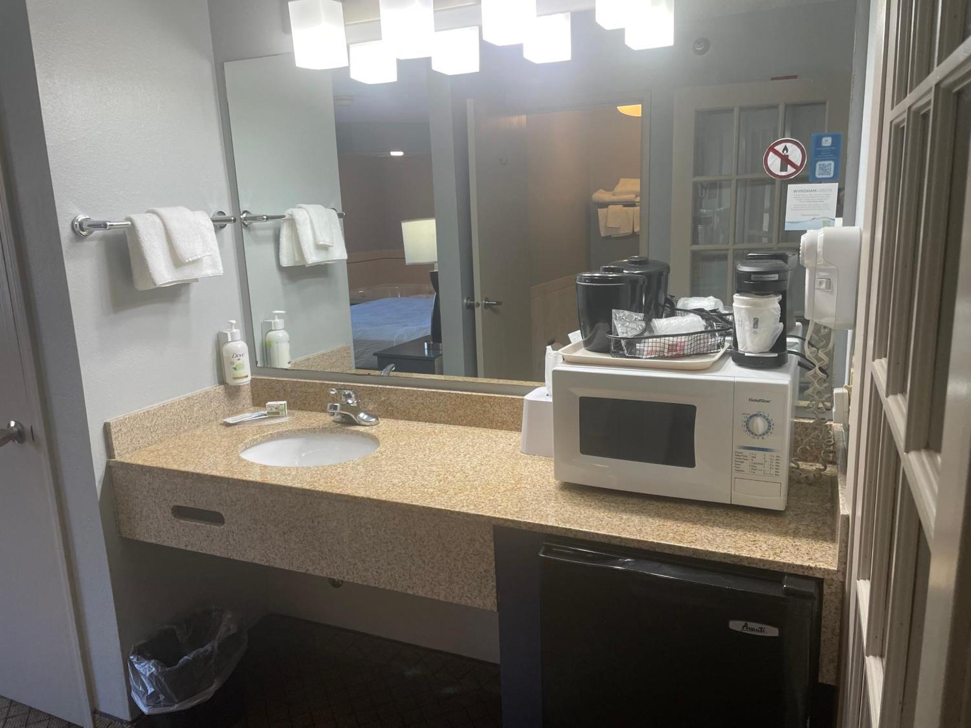 Americinn By Wyndham Hartford Wi Экстерьер фото